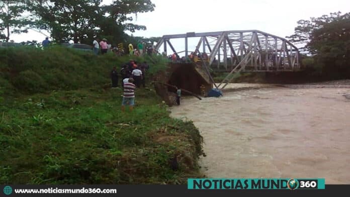 Colapsa puente sobre el río Michay