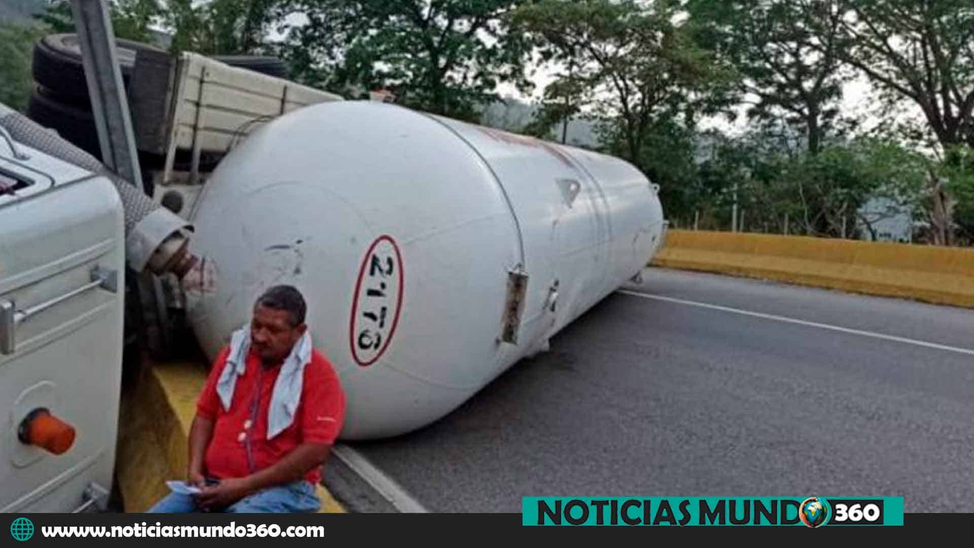Tras un arduo trabajo de varias horas, las autoridades lograron liberar el tránsito vehicular en la Autopista Regional del Centro ARC tras volcarse gandola