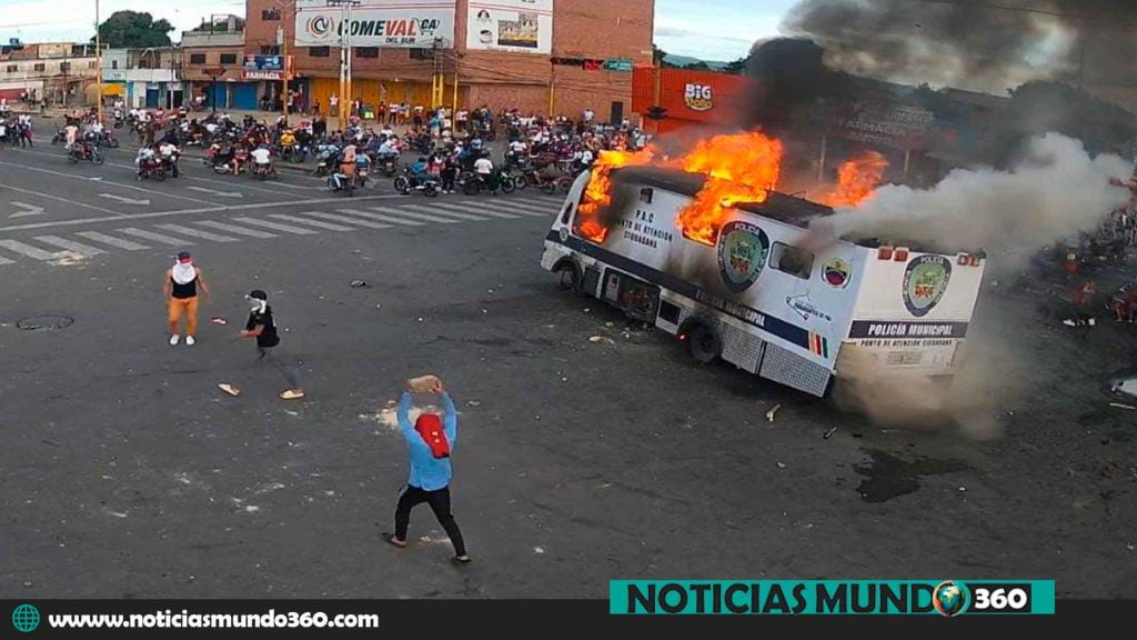Quemados siete módulos policiales y una FarmaValencia