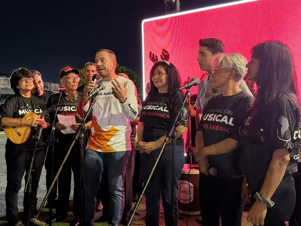 Radio América dio la bienvenida a la Navidad realizaron el encendido de su Árbol